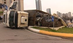 İstanbul’da Dönüş Yapan Kamyon Devrildi