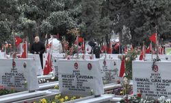 İstanbul Edirnekapı Şehitliği’nde Hüzünlü Bayram Arifesi