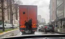 İstanbul Esenyurt’ta Trafikte Patenle Tehlikeli Yolculuk Kamerada