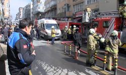 Fatih’te Gelinlik Mağazasında Yangın: Çatıda Mahsur Kalan 2 Kişi Kurtarıldı