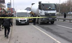 Minibüse Çarpan Motosikletli, Beton Mikserinin Altında Kaldı