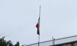 İstanbul’daki İran Başkonsolosluğu’nda Bayraklar Yarıya İndirildi
