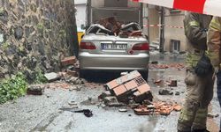 İstanbul Kağıthane'de Yağış Sonrası İstinat Duvarı Aracın Üstüne Çöktü
