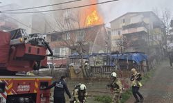 Maltepe'de Binanın Çatısında Çıkan Yangın Söndürüldü