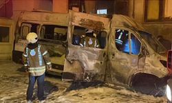 İstanbul Sarıyer’de Park Halindeki Minibüs Yangını İş Yerine Sıçradı