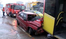 Kontrolden Çıkan Otomobil İETT Otobüsüne Çarptı: 1 Yaralı