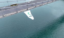 Yeşilay Haftası’nda Fatih Sultan Mehmet Köprüsü’ne Bayrak Asıldı