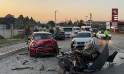 İzmir'de Üç Aracın Karıştığı Kazada 3 Kişi Yaralandı