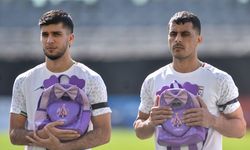 İran Milli Takımı Sahaya Çocuk Sırt Çantasıyla Çıktı