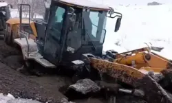 Bitlis’te Köy Yolunda İş Makinesi Çamura Gömüldü
