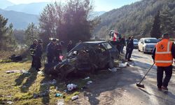 Kamyonla Çarpışan Otomobilde 1 Ölü 5 Yaralı