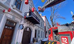 Kars’ta Çatılardaki Buz Sarkıtları Kırılarak Temizleniyor