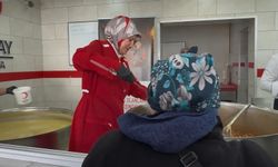 Kızılay Başkanı Yılmaz, Vatandaşlara Yemek Dağıttı