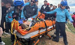Kayalıktan Düşen Kadın Sırtlarda Taşınarak Sağlık Ekibine Teslim Edildi