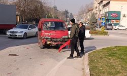 Minibüs ile Halk Otobüsü Çarpıştı: 3 Yaralı