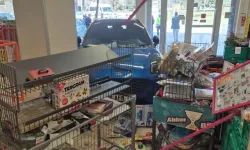 Kontrolden Çıkan Otomobil Markete Daldı