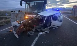 Niğde'de Yolcu Otobüsüyle Otomobil Çarpıştı: 1 Ölü, 2 Ağır Yaralı