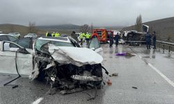 Otomobil Hafif Ticari Araca Çarptı, Baba Ve Oğlu Öldü