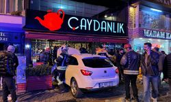 İzmit'te Kafeye Giren Otomobil 2 Kişiyi Yaraladı