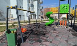 Parkta Lastik Yakıp, Oyun Alanını Tahrip Ettiler