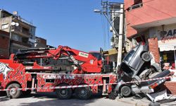 Geri Kayan Vinç Direğe ve İş Yerine Çarptı