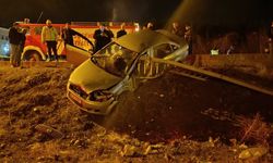 Sivas'ta Kontrolden Çıkan Araç Bariyerlere Çarptı: 2 Yaralı