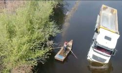 Mahsur Kalan Tır Şoförü Sandalla Kurtarıldı