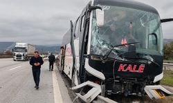 TIR'ın Çarptığı Otobüs Bariyerlere Çarpıp Refüje Çıktı