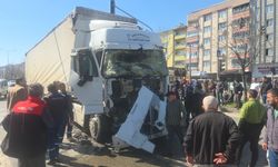 Trafik Işıklarında Bekleyen Araçlara TIR Çarptı: 5 Yaralı