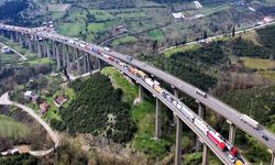 TEM'de Zincirleme Kazada Oluşan Kuyruk Dronla Görüntülendi