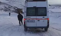 Kars’ta Yoğun Tipi: 10 Araç Yolda Kaldı