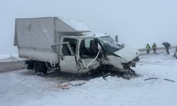 Hakkari Yüksekova’da Otomobil ile Kamyonet Çarpıştı 1 Ölü 8 Yaralı