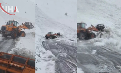 Şırnak’ta Çığ Düşen Yolda Yolcu Otobüsü Yolcularıyla Mahsur Kaldı