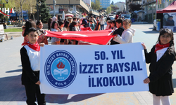 Bolu'da Dev Bayrakla Anlamlı Yürüyüş: Hem 23 Nisan Coşkusu Hem Okul Saldırılarına Tepki