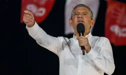 CHP Lideri Özel, Kendisinden Kravat İsteyen Çocuğu Kırmadı