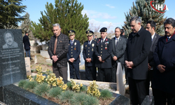 Bakan Çiftçi Usta Sanatçı Neşet Ertaş’ı Mezarını Ziyaret Etti