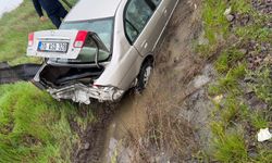 Balıkesir'de Kontrolden Çıkan Araç Araziye Yuvarlandı: 3 Yaralı
