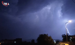 Batman’da Görsel Şölen: Şimşekler Geceyi Aydınlattı