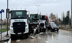 İki Beton Mikseri Kırmızı Işıkta Birbirine Girdi: 1 Yaralı
