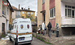 Boşanma Aşamasındaki Eşini Bıçaklayıp Üzerine Kapıyı Kilitledi