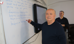 74 Yaşındaki Dede Torunu İçin İngilizce Öğreniyor