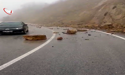 Tokat'ta Korkutan Anlar: Kaya Parçaları Yola Yuvarlandı