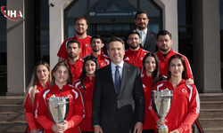 Bakan Bayraktar, Milli Güreşçileri Kabul Etti