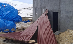 Kars'ta Kuvvetli Rüzgar Çatıları Uçurdu