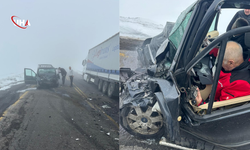 Artvin’de TIR ile Kafa Kafaya Çarpışan Araçta 2 Kişi Yaralandı