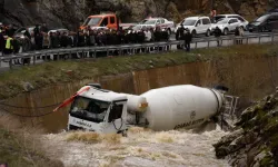 Bitlis’te Beton Mikseri Dereye Yuvarlandı: Sürücü Kayboldu