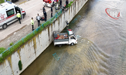 Kamyonet Dereye Düştü: Sürücü Yaralı Olarak Kurtarıldı