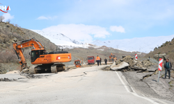 Van Kara Yolunda Heyelan Meydana Geldi