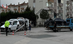 Bursa'da İki Otomobil Çarpıştı: 2 Kişi Yaralandı