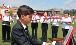 Silopi’de 23 Nisan Kutlaması: Küçük Yusuf Piyano Çaldı, Arkadaşları Eşlik Etti